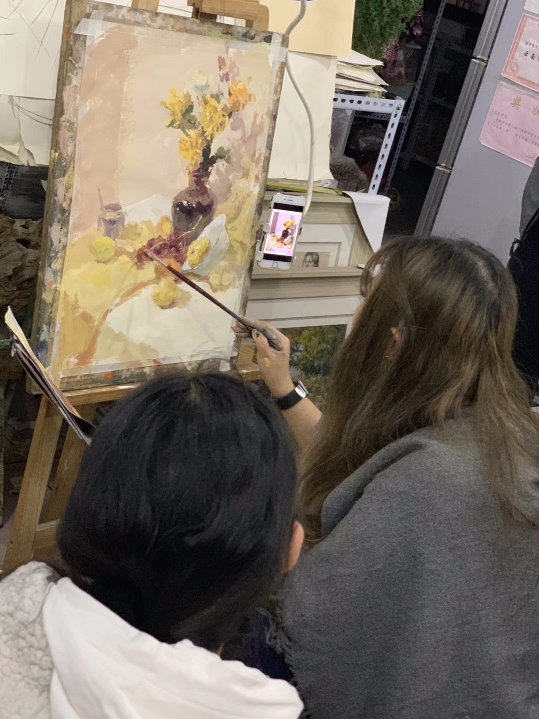 皮帽子画室的程老师作色彩示范，同学们都很认真观摹
