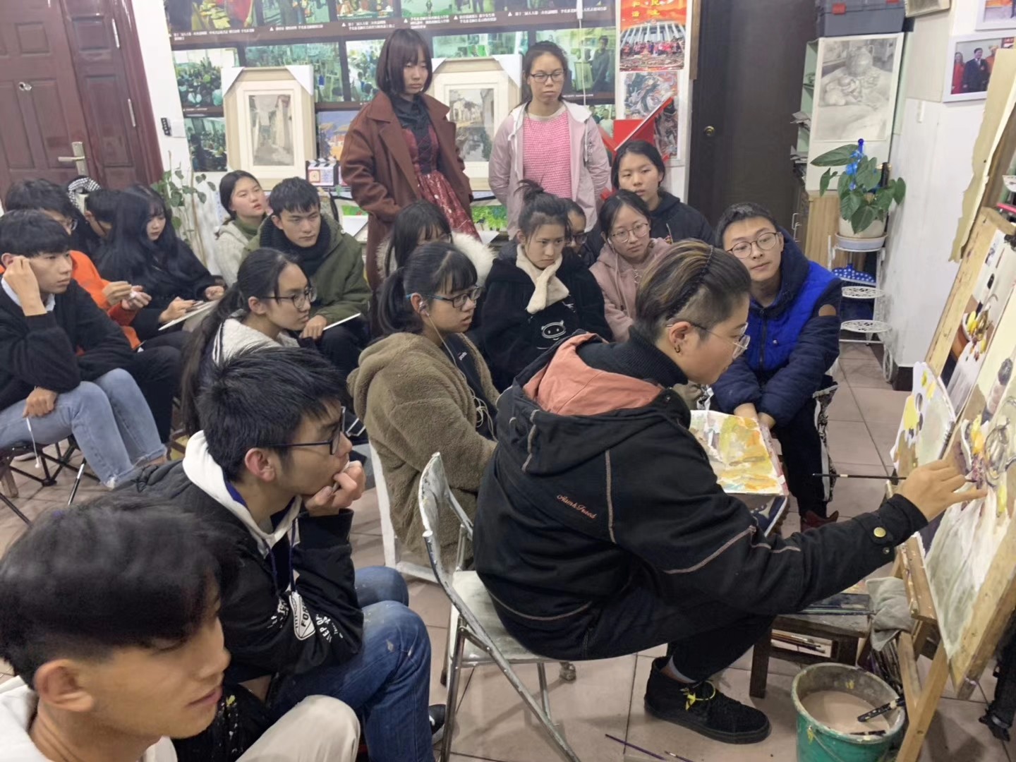 皮帽子画室助教高旖婧老师为学生作色彩示范