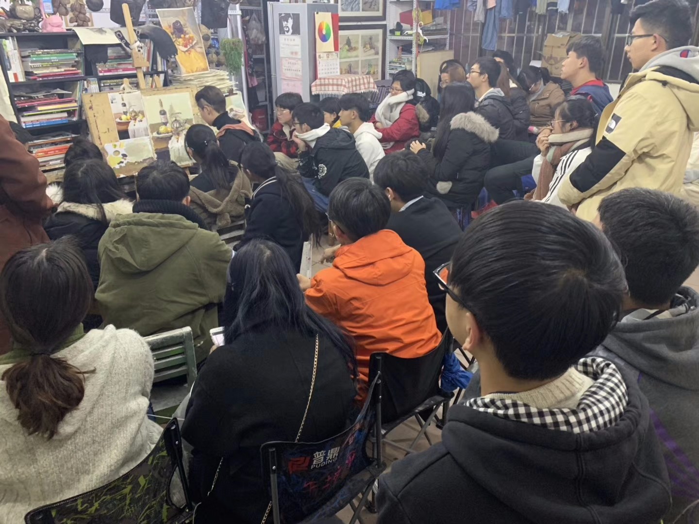 皮帽子画室助教高旖婧老师为学生作色彩示范