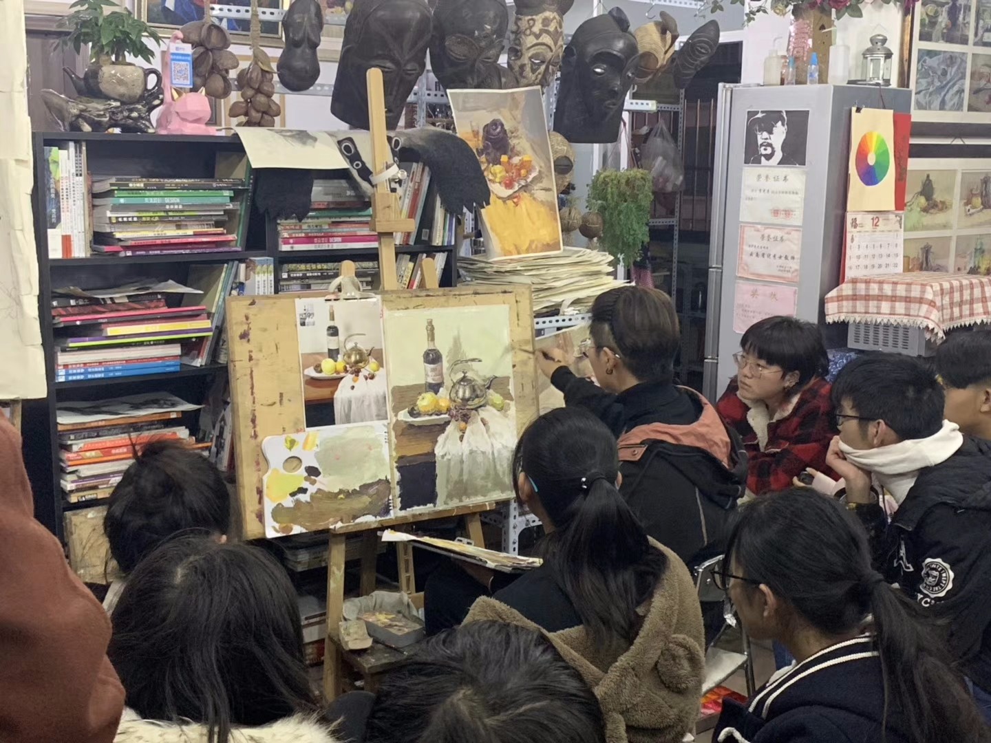 皮帽子画室助教高旖婧老师为学生作色彩示范